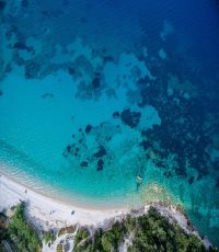 high-angle-shot-ocean-different-shades-blue-samos-greece_181624-6862